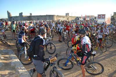 Una legión de bikers espera la salida de la MadridExtrema